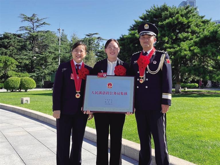 全国表彰“人民满意的公务员”和“人民满意的公务员集体”兰州市2名个人和1个集体喜获殊荣