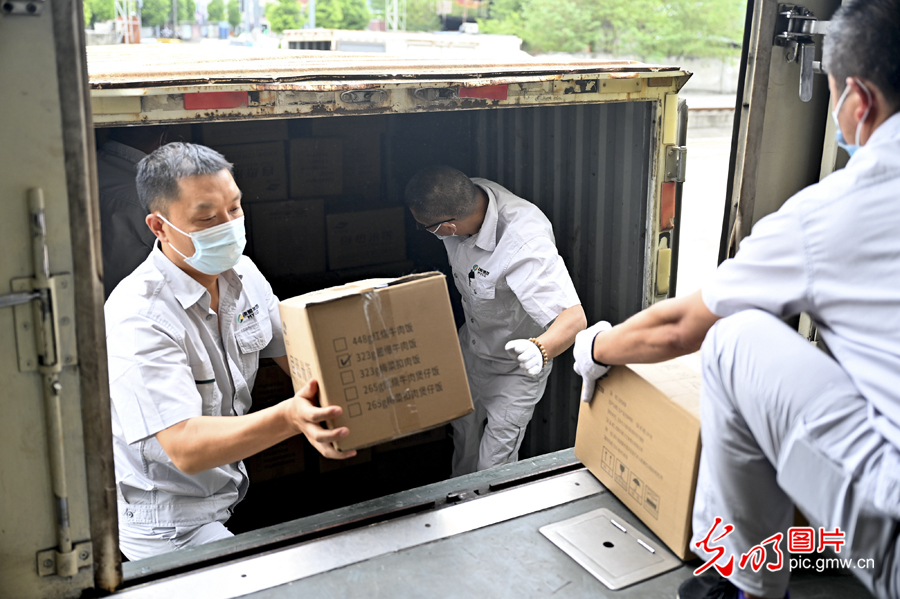 绵阳地区首批通过铁路援蓉生活物资启运 绵阳地区首批通过铁路援蓉生活物资启运