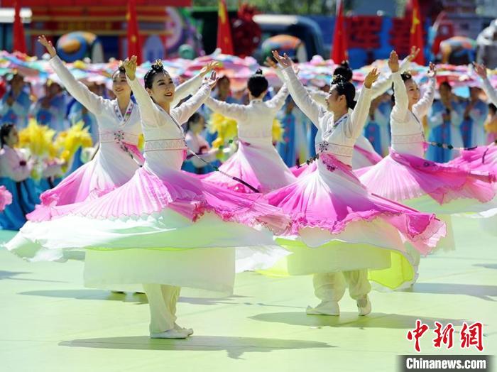 延边朝鲜族自治州成立70周年庆祝大会节目表演。 刘栋 摄 延边朝鲜族自治州成立70周年庆祝大会节目表演。 刘栋 摄