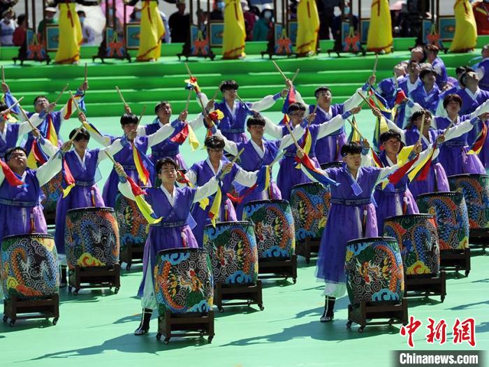 延边朝鲜族自治州成立70周年庆祝大会节目表演。 刘栋 摄 延边朝鲜族自治州成立70周年庆祝大会节目表演。 刘栋 摄