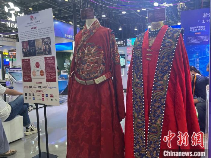 影视剧戏服。 <a target='_blank' data-cke-saved-href='/' href='/' >中新网</a>记者 左宇坤 摄 影视剧戏服。 <a target='_blank' data-cke-saved-href='/' href='/' >中新网</a>记者 左宇坤 摄