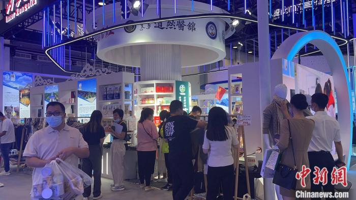 游客在服贸会上挑选购物。 <a target='_blank' data-cke-saved-href='/' href='/' >中新网</a>记者 左宇坤 摄 游客在服贸会上挑选购物。 <a target='_blank' data-cke-saved-href='/' href='/' >中新网</a>记者 左宇坤 摄