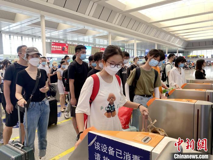 资料图:南宁东站旅客有序检票进站。于莉 摄 资料图:南宁东站旅客有序检票进站。于莉 摄