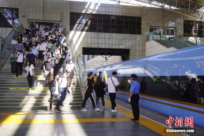 资料图:2021年9月9日,旅客进入郑州火车站月台。<a target='_blank' data-cke-saved-href='/' href='/'>中新社</a>记者 刘鹏 摄 资料图:2021年9月9日,旅客进入郑州火车站月台。<a target='_blank' data-cke-saved-href='/' href='/'>中新社</a>记者 刘鹏 摄