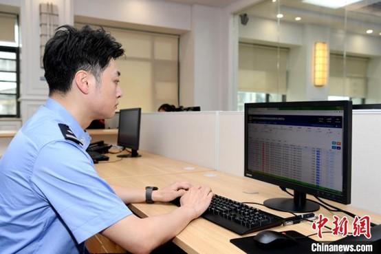 资料图:图为2021年武汉民警工作现场 唐时杰摄 资料图:图为2021年武汉民警工作现场 唐时杰摄