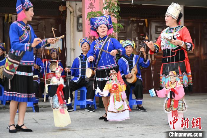壮族和苗族民众在共同表演靖西壮族八音。　王以照 摄