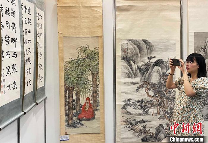 展出100余件(套)精品力作,前来观展的民众拍照“打卡”。 崔佳明 摄 展出100余件(套)精品力作,前来观展的民众拍照“打卡”。 崔佳明 摄