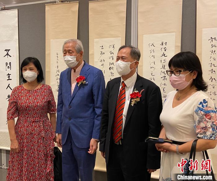 施子清(左二)与好友合影。　魏华都 　摄