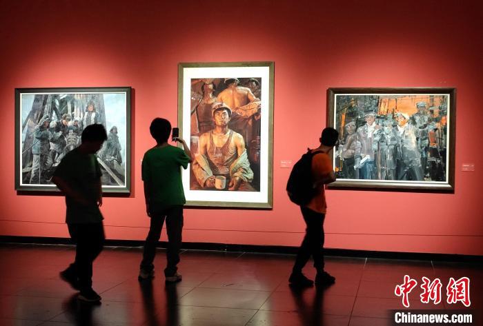 逾百件美术作品长沙展出再现东北老工业基地发展历史