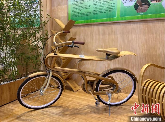 服贸会上展示的一款“竹”自行车。 中新财经记者 左宇坤 摄 服贸会上展示的一款“竹”自行车。 中新财经记者 左宇坤 摄