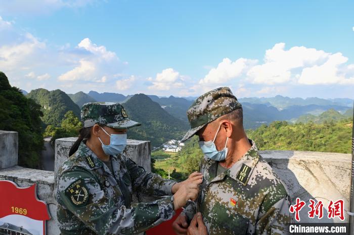 2018年，凌尚前妻子黎兰鲜(左)成为哨员，夫妻二人共同守边。　王以照 摄
