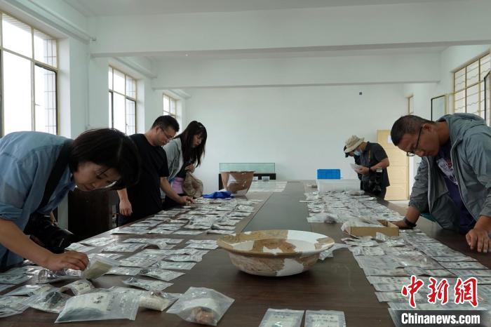 南佐遗址考古基地的整理室内，发掘出土各类器物琳琅满目，吸引观者关注。　中新社记者 孙自法 摄
