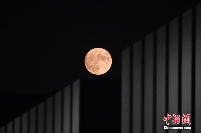 资料图:农历八月十五中秋节,圆月与北京的现代建筑相映成趣。 <a target='_blank' data-cke-saved-href='/' href='/'>中新社</a>记者 盛佳鹏 摄 资料图:农历八月十五中秋节,圆月与北京的现代建筑相映成趣。 <a target='_blank' data-cke-saved-href='/' href='/'>中新社</a>记者 盛佳鹏 摄