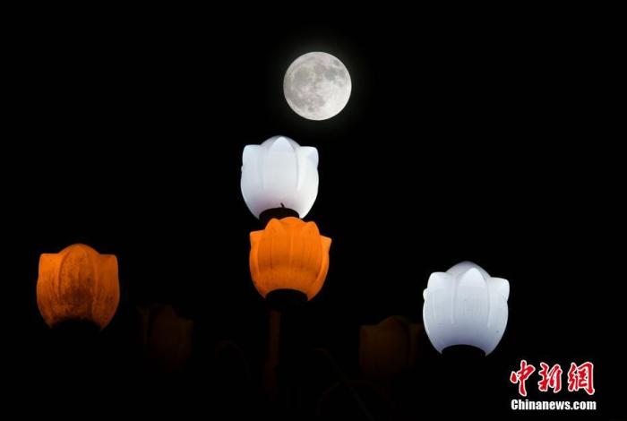 资料图:中秋之夜,福州圆月当空照。<a target='_blank' data-cke-saved-href='/' href='/'>中新社</a>记者 王东明 摄 资料图:中秋之夜,福州圆月当空照。<a target='_blank' data-cke-saved-href='/' href='/'>中新社</a>记者 王东明 摄