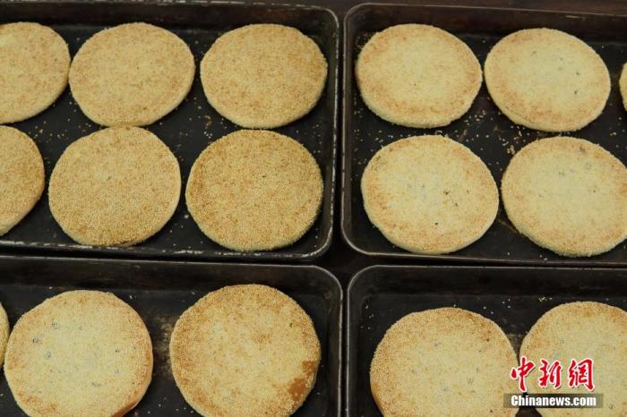 资料图:新鲜出炉的月饼香气扑鼻,令人垂涎。王昊阳 摄 资料图:新鲜出炉的月饼香气扑鼻,令人垂涎。王昊阳 摄