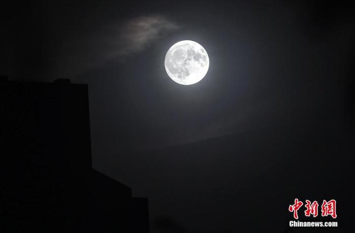 资料图:北京,一轮明月当空照,中秋之夜月亮圆。 <a target='_blank' data-cke-saved-href='/' href='/'>中新社</a>记者 翟璐 摄 资料图:北京,一轮明月当空照,中秋之夜月亮圆。 <a target='_blank' data-cke-saved-href='/' href='/'>中新社</a>记者 翟璐 摄