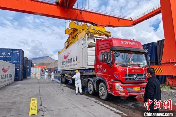 援助物资卸车现场。 国铁青藏集团有限公司拉萨车务段 供图 援助物资卸车现场。 国铁青藏集团有限公司拉萨车务段 供图