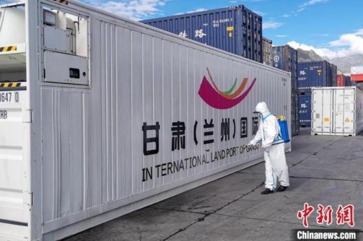 9月9日，甘肃省援助拉萨700吨生活物资“乘冷链专列”抵达拉萨。　国铁青藏集团有限公司拉萨车务段 供图