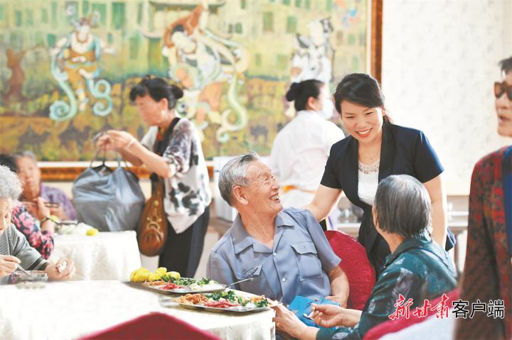 在兰州市城关区鸿瑞园虚拟养老院，餐厅工作人员热情地为老人们服务。 新甘肃·甘肃日报记者 盛学卿