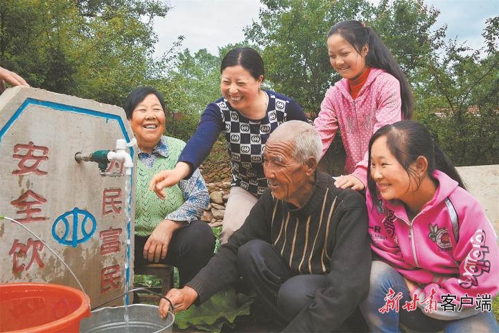 喝上洮河水的渭源县南部山区群众喜笑颜开。新甘肃·甘肃日报记者 吕亚龙