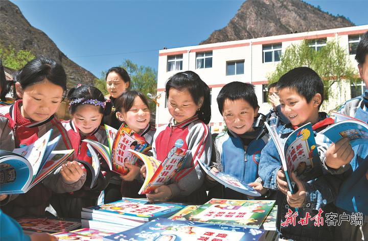 迭部县腊子口红军小学的孩子们收到捐赠的书籍。新甘肃·甘肃日报记者 盛学卿