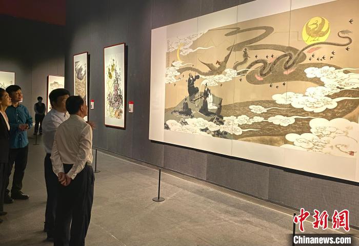 图为与会嘉宾参观展览 吕妍 摄 图为与会嘉宾参观展览 吕妍 摄