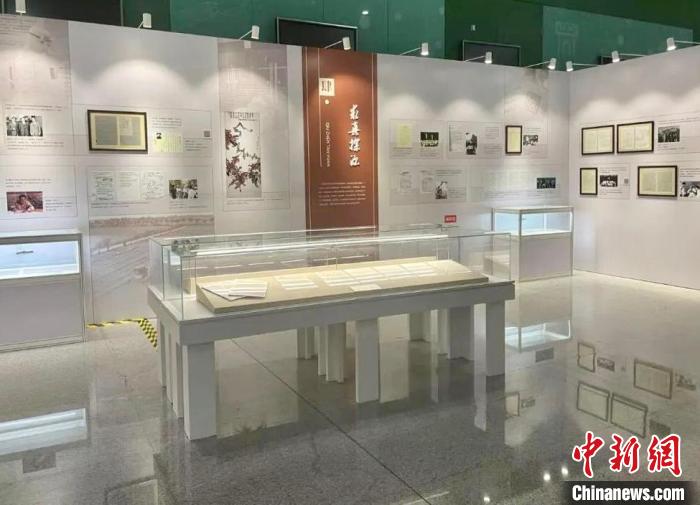 “笔鉴丹心——手稿中的中国科学家精神主题展”第四篇章“ 求真探源”。 中国科协科技传播中心 供图 “笔鉴丹心——手稿中的中国科学家精神主题展”第四篇章“ 求真探源”。 中国科协科技传播中心 供图