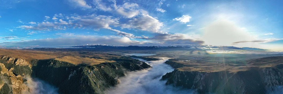 甘肃山丹马场:峡谷云雾似仙境。 王超摄