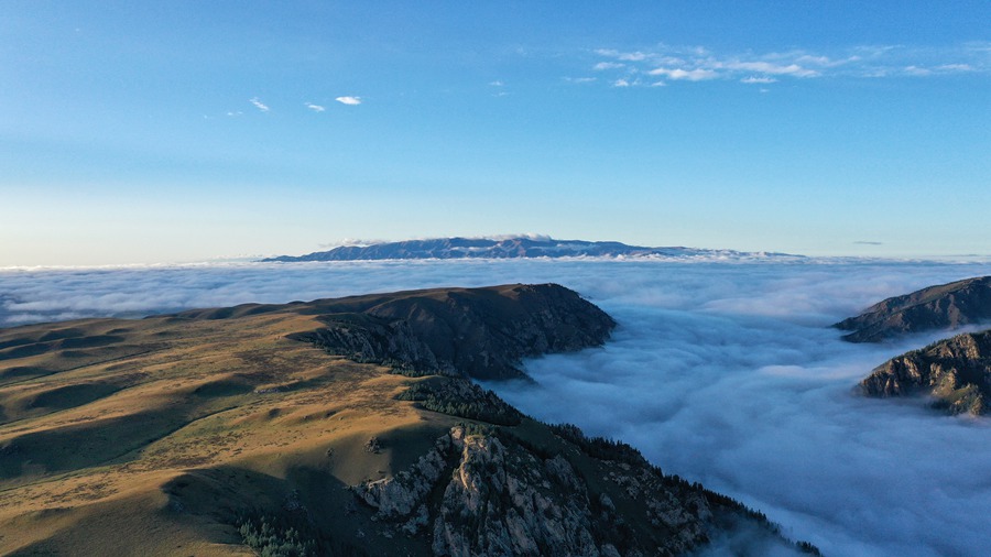 甘肃山丹马场:峡谷云雾似仙境。 王超摄