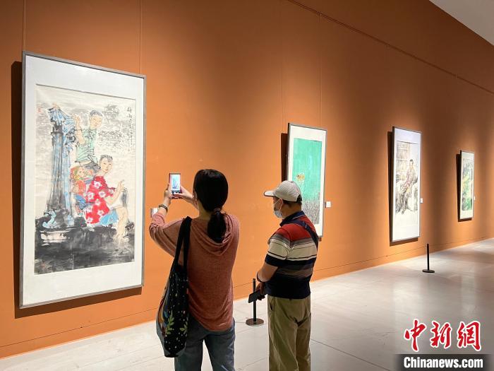 图为展览现场引市民拍照留念。 钟旖 摄 图为展览现场引市民拍照留念。 钟旖 摄