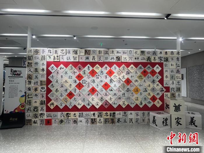 图为交流展现场。 李晛 摄 图为交流展现场。 李晛 摄