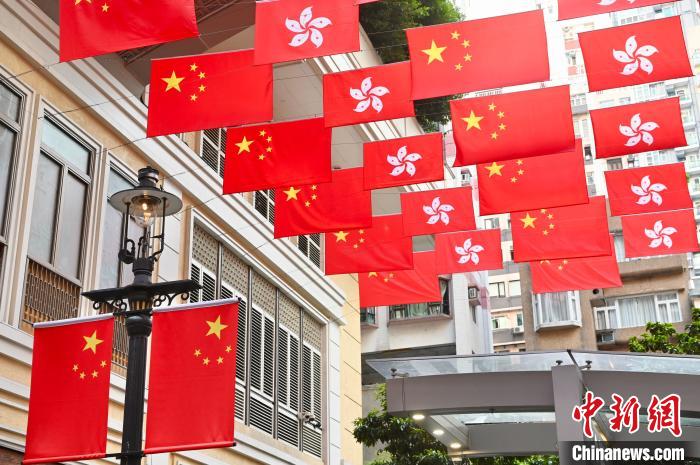 湾仔利东街上空挂满国旗及特区区旗庆国庆。 李志华 摄 湾仔利东街上空挂满国旗及特区区旗庆国庆。 李志华 摄