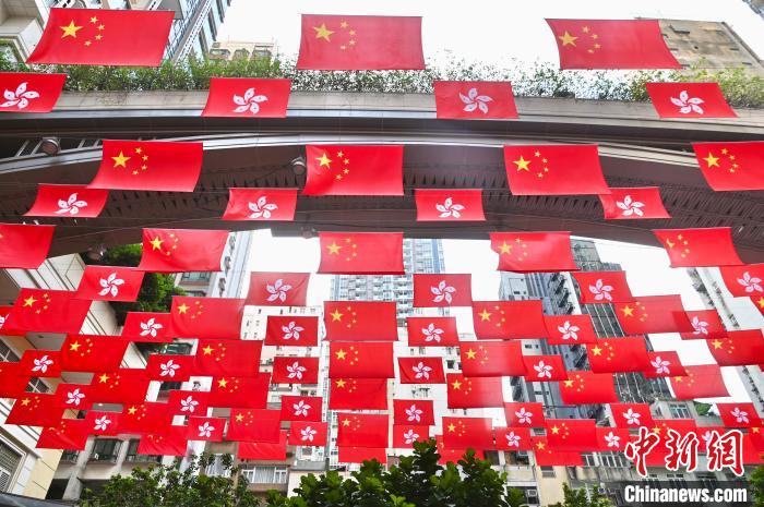 湾仔利东街上空挂满国旗及特区区旗庆国庆。 李志华 摄 湾仔利东街上空挂满国旗及特区区旗庆国庆。 李志华 摄