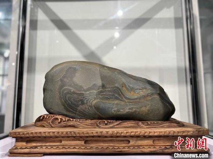 黄河奇石“七十二变”纹路似黄河母亲雕像