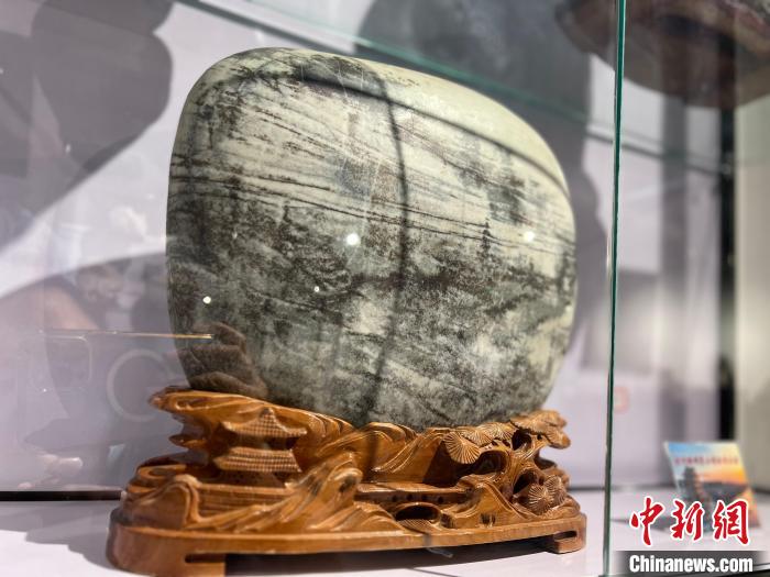 图为黄河石纹路奇特。 杨娜 摄 图为黄河石纹路奇特。 杨娜 摄