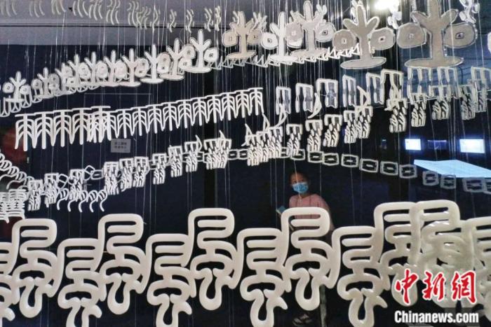 国图·津湾文创空间举办的甲骨文创意展,吸引不少参观者前来感受甲骨文演变成当代中国汉字的历程。佟郁 摄</p><p> 国图·津湾文创空间举办的甲骨文创意展,吸引不少参观者前来感受甲骨文演变成当代中国汉字的历程。佟郁 摄</p><p>