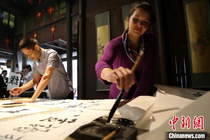 安徽大学孔子学院的留学生学写毛笔字,体验中国“汉字之美”。张娅子 摄 安徽大学孔子学院的留学生学写毛笔字,体验中国“汉字之美”。张娅子 摄