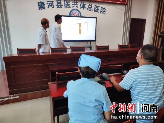 村民通过“经方云网络服务平台”享受远程会诊服务。王宇 摄 村民通过“经方云网络服务平台”享受远程会诊服务。王宇 摄