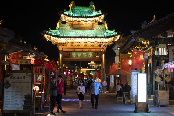 9月30日,游客在太原古县城内参观。今年以来,太原古县城立足山西地域特色,着力打造城墙灯光秀、主题音乐节、民俗表演等与传统文化结合的夜游特色项目,丰富景区业态,助推城市“夜经济”发展。(杨晨光 摄)