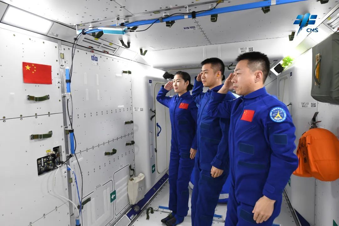 正在中国空间站执行任务的神舟十四号乘组向国旗敬礼 正在中国空间站执行任务的神舟十四号乘组向国旗敬礼