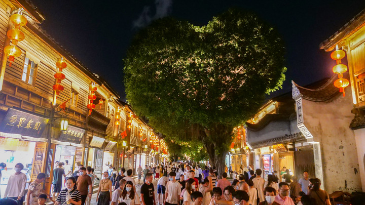  10月3日晚拍摄的福建省福州市“三坊七巷”街景。新华社发（周义摄）