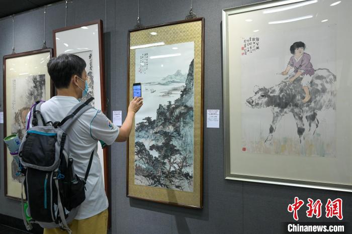 市民观赏书画作品。 陈永诺 摄 市民观赏书画作品。 陈永诺 摄