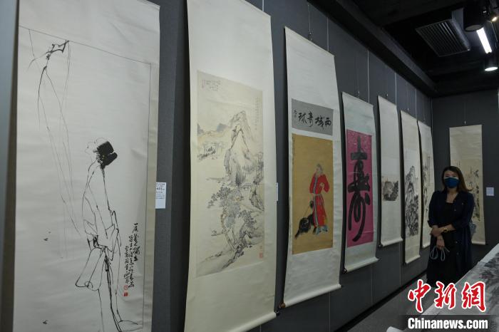 市民观赏书画作品。 陈永诺 摄 市民观赏书画作品。 陈永诺 摄
