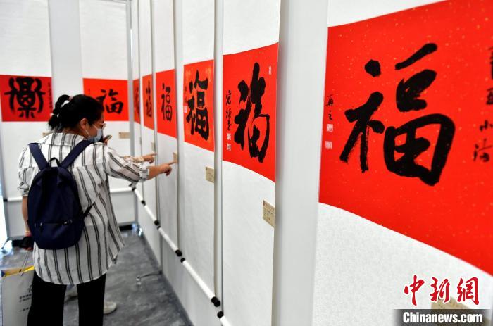 图为市民参观展览。 吕明 摄 图为市民参观展览。 吕明 摄