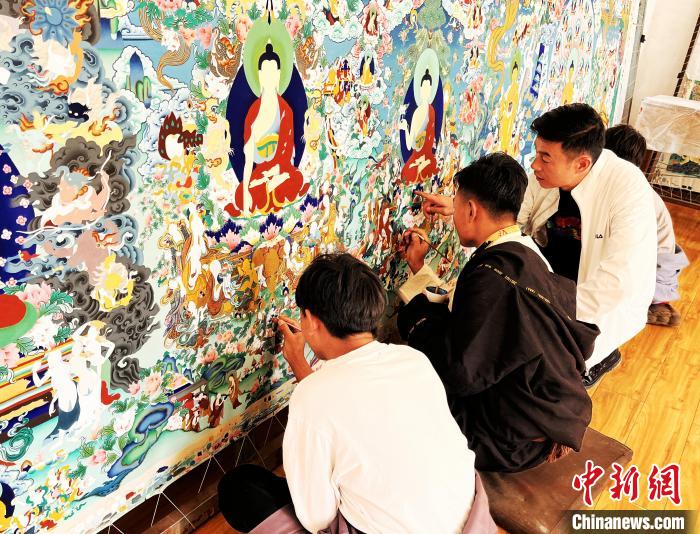 青海唐卡艺术小镇:“劳模画师”师带徒,文化扶贫富一方