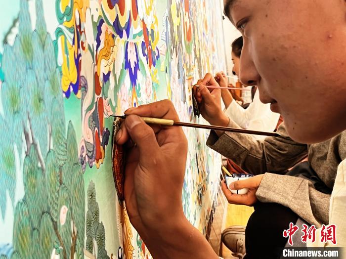 图为画师绘画唐卡。 马文莉 供图 图为画师绘画唐卡。 马文莉 供图