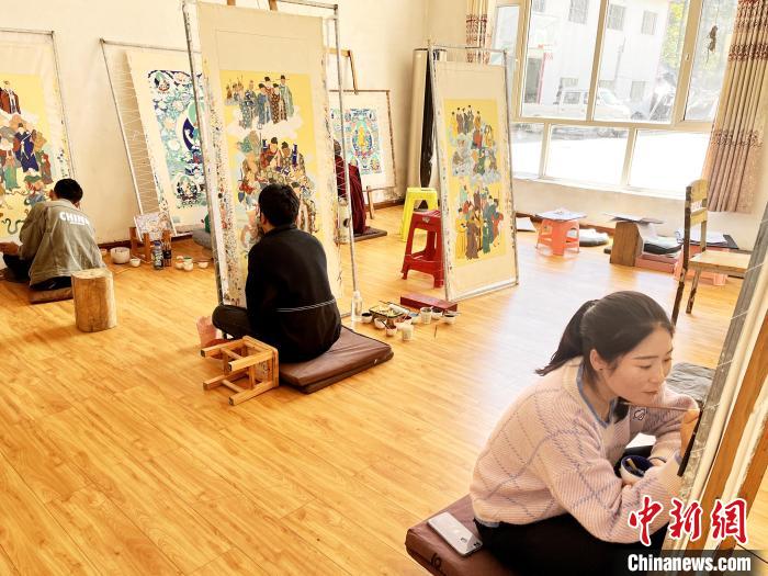 图为画室内学徒练习绘画唐卡。 马文莉 供图 图为画室内学徒练习绘画唐卡。 马文莉 供图