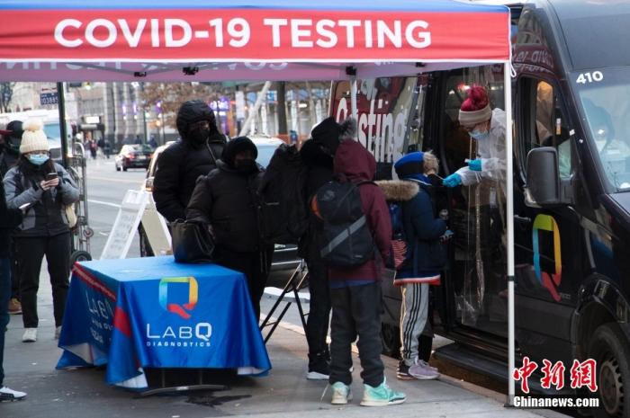 当地时间1月4日，美国纽约曼哈顿14街一处新冠病毒检测站为居民做检测。<a target='_blank'  data-cke-saved-href='/' href='/'>中新社</a>记者 廖攀 摄