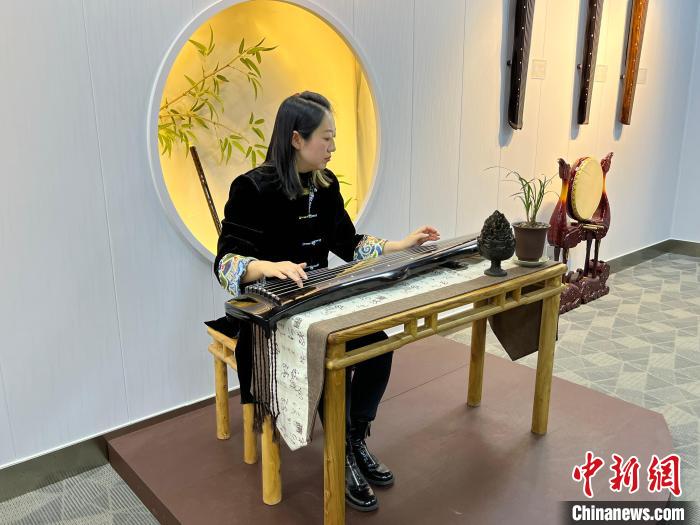 沈阳古琴文化展示馆负责人李旭是古琴文化传播者,她从事古琴教学5年有余。 李晛 摄 沈阳古琴文化展示馆负责人李旭是古琴文化传播者,她从事古琴教学5年有余。 李晛 摄