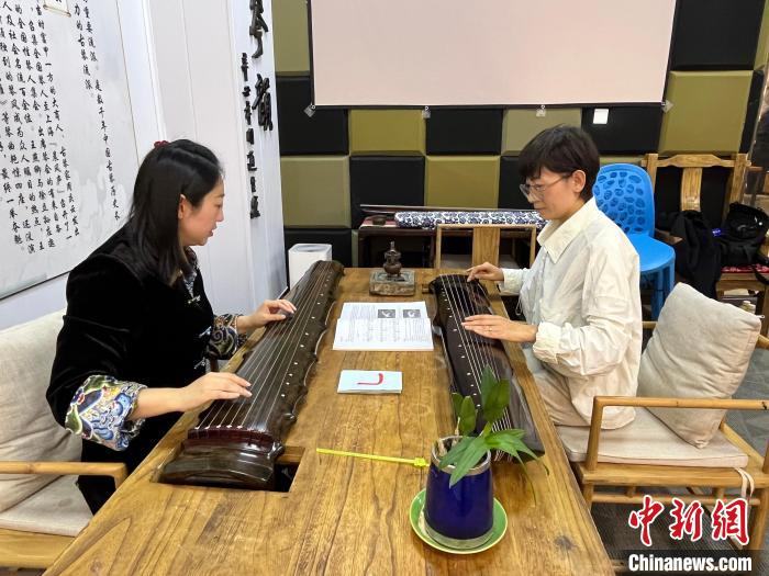 李旭教古琴爱好者抚琴。 李晛 摄 李旭教古琴爱好者抚琴。 李晛 摄